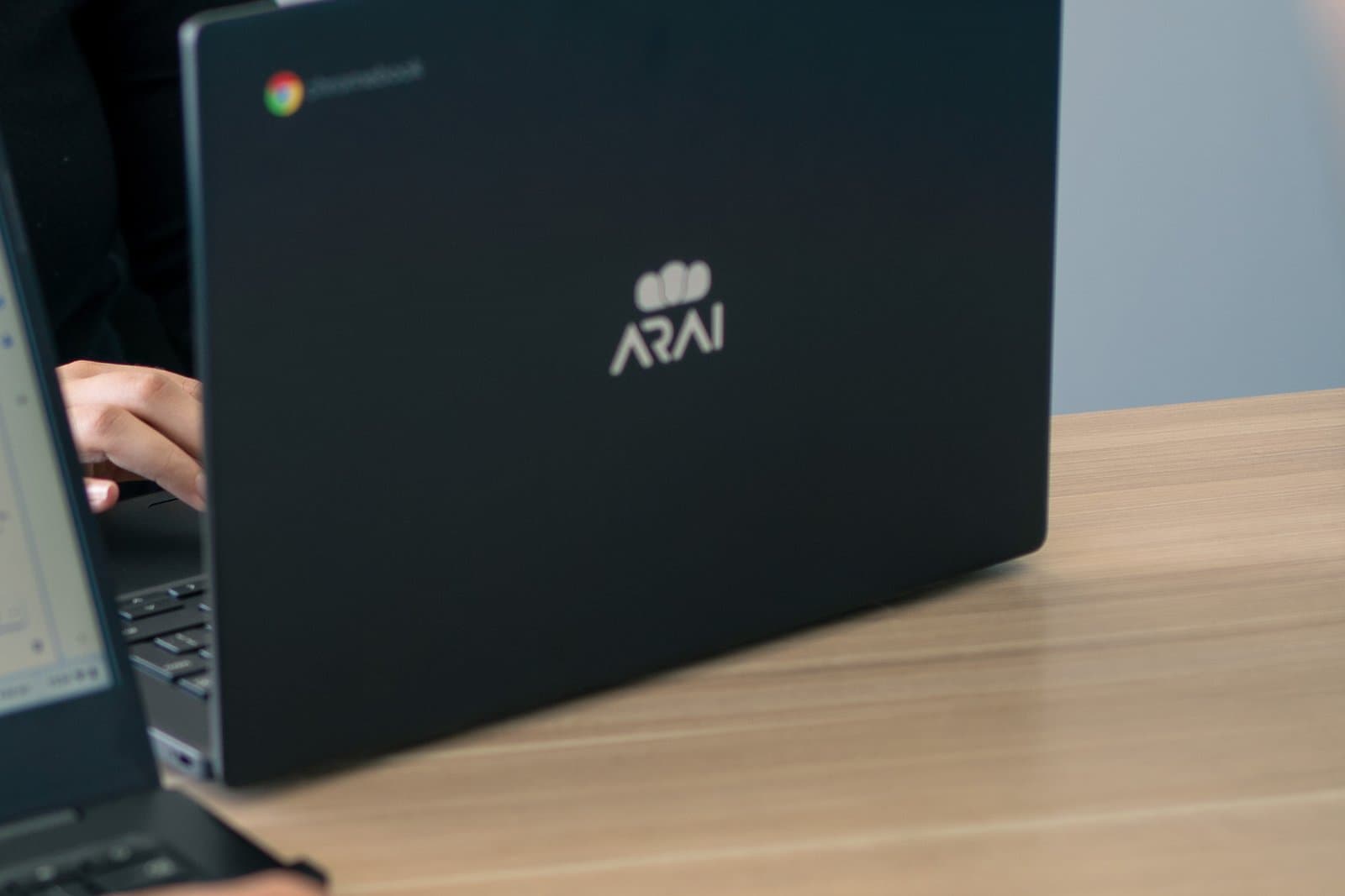 Chromebook LTE Arai Stratus ME1 de 12 pulgadas