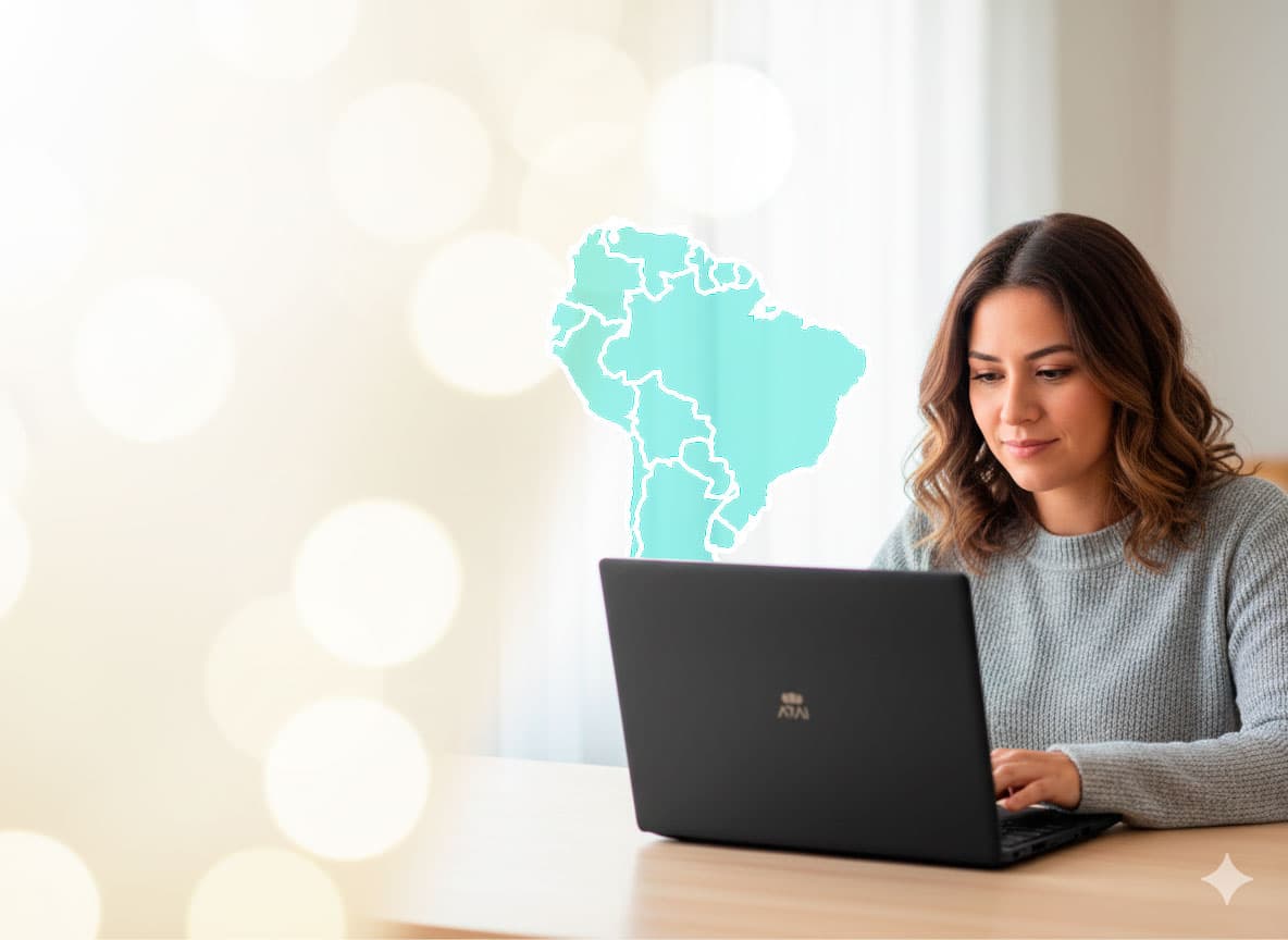 Profesional latinoamericana trabajando con una Chromebook Arai